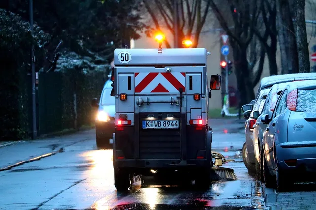 traffic, street cleaning, sweeper, public service, winter, road safety, road, cologne, tomorrow, dusk, light reflection, rainy weather. Kravspecifikation för lokala tjänster: så tar du fram den